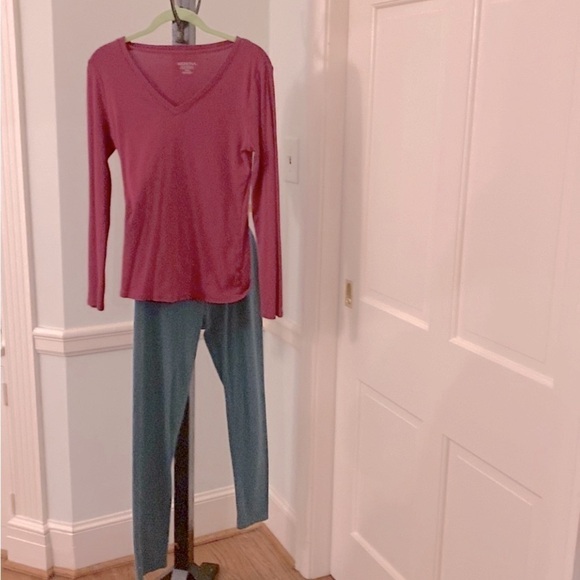 Raspberry Pink V Neck Medium Basic Top. EUC - Picture 7 of 7